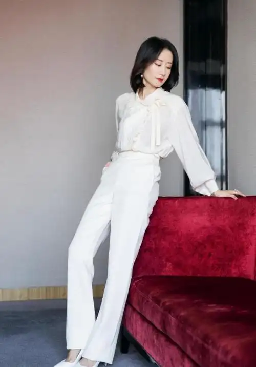 刘敏涛"阿姨辈"里最洋气,白衬衫配长裤简约干练,知性又高级|高跟鞋
