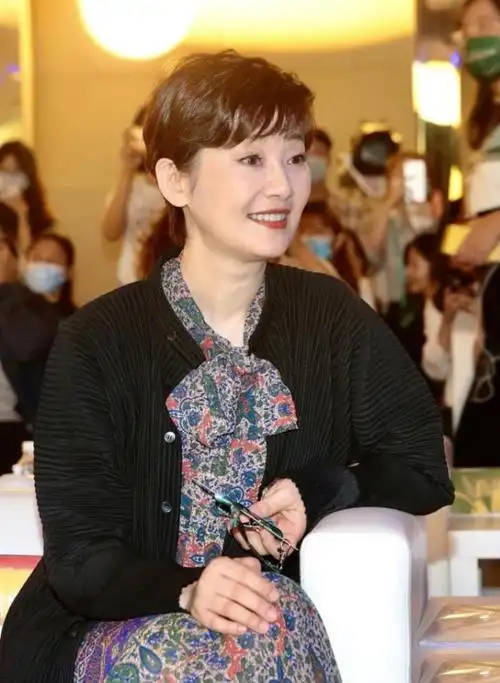 徐帆老得很真实,碎花长裙配针织衫优雅温柔,端庄稳重好有气质