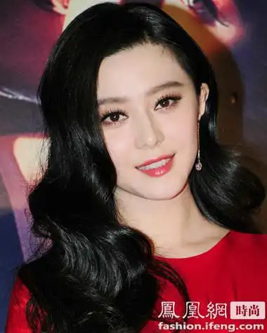 跟8位女星学 4步打造偏分卷发