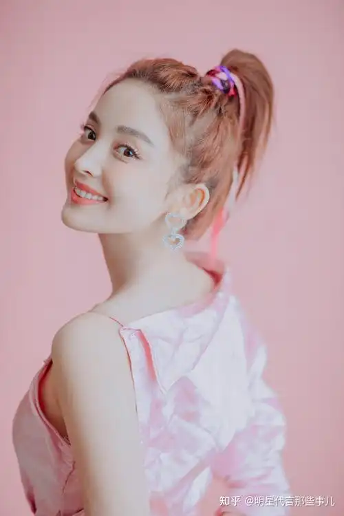 古力娜扎的商业影响力也在不断扩大,赢得黛安芬,自然堂,帕莎眼镜,安热