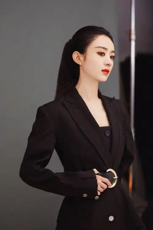 高高的马尾辫带有着十足的御姐风,赵丽颖的黑色西装将她霸道女总裁的