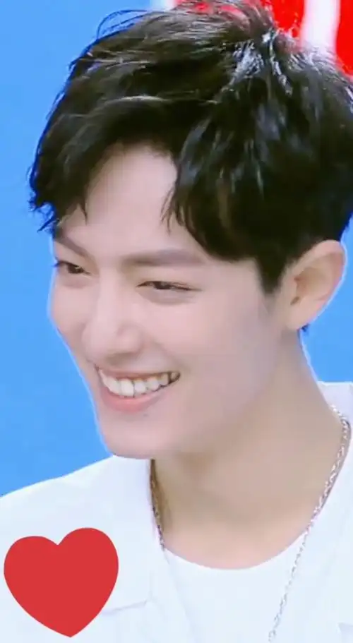 明星#肖战现身综艺,与粉丝开心互动,笑好甜