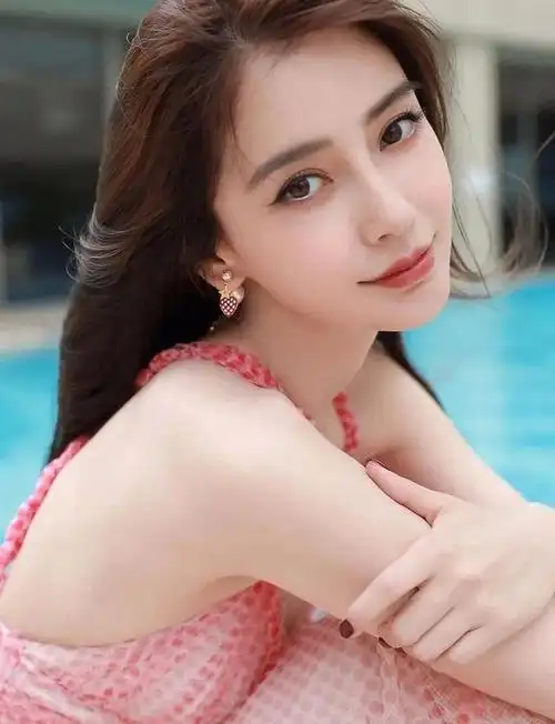 angelababy在泳池边展现了她的完美身材和多面性,这一组写真让人又惊