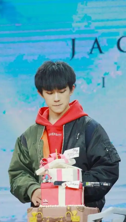 易烊千玺16岁生日