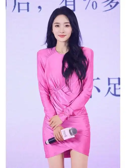 杨幂又露出招牌大长腿穿液体裙完美身材一览无余令人惊叹