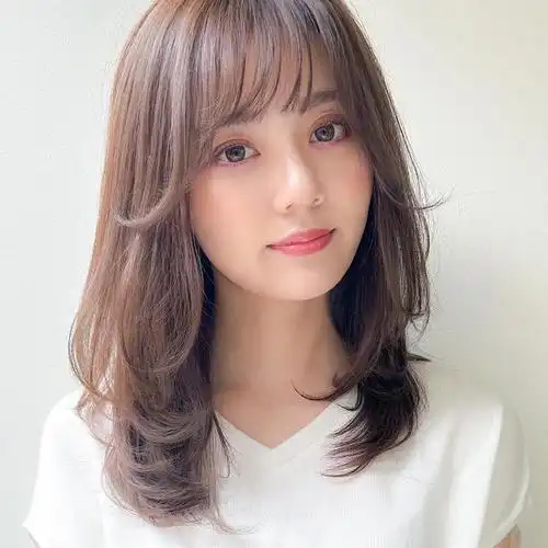 其中三种非常受欢迎的发型是推后脖短发,满头卷烫发和微扣长发