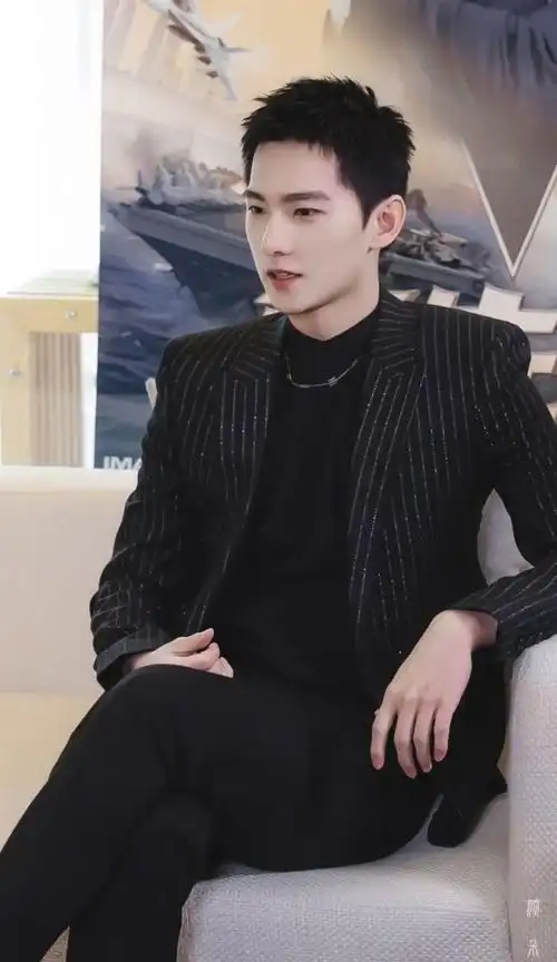 虽然知道杨洋塑造角色很厉害 高冷校草和超man军人之间随意切换 但