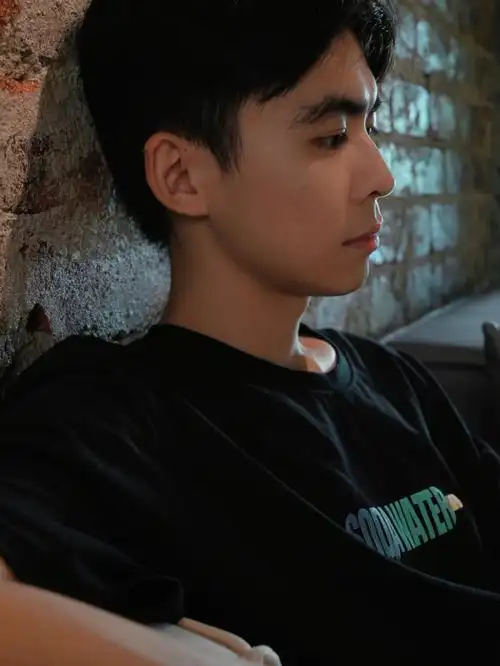 也算是个帅哥叭