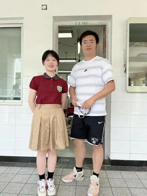 畅想还在上初中时,我曾畅想:走进八中的教室,穿上八中的校服,吃到八中