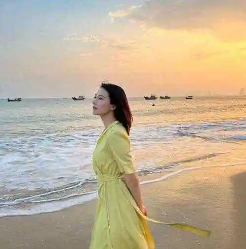 42岁高圆圆晒海边美照腰肢纤细皮肤白皙摄影师疑似为赵又廷陈好殷桃