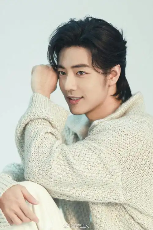 肖战‖ 肖战的米色毛衣造型好好看,配上狼尾的发型好温柔啊……__财经