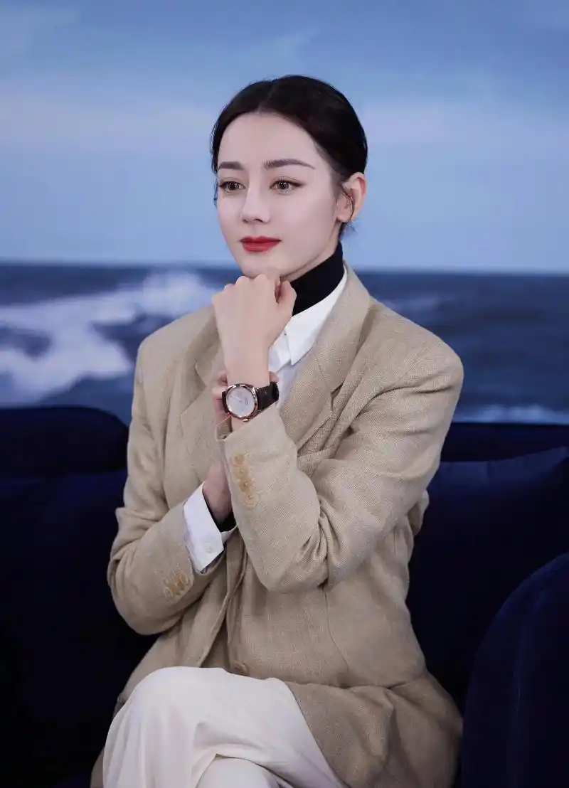 老婆热巴今晚是帅气的迪总.今晚的迪总好美好帅#迪丽热巴 #热 - 抖音