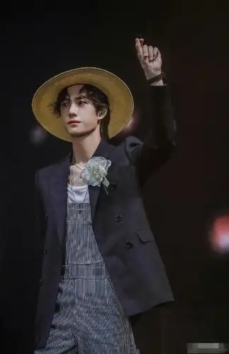 《陈情令》演唱会王一博草帽装太萌,肖战声音哽咽,当场泪洒舞台