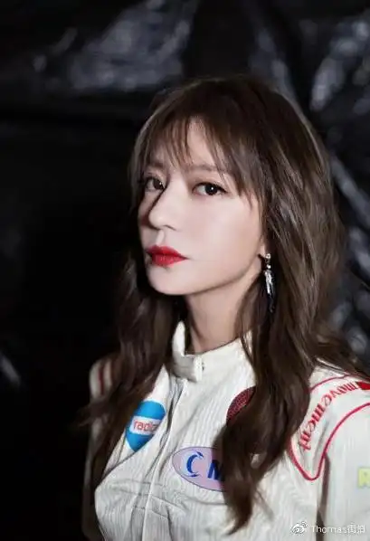 19年明星都爱的最火"法式刘海",优雅显脸小,还是减龄神器?