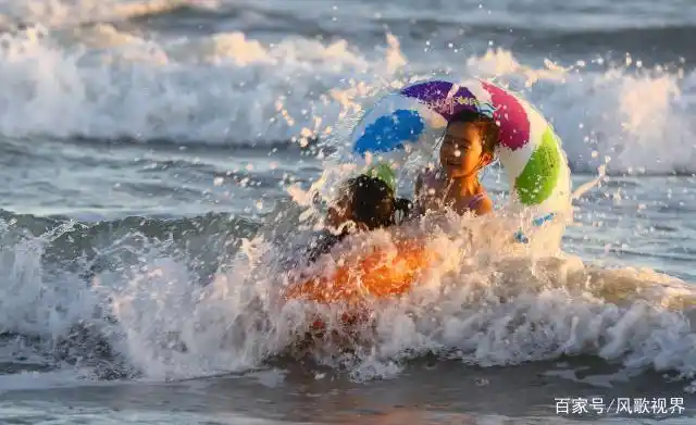 暑期来了,避暑成为热门话题,三亚海边戏水消暑成为好去处