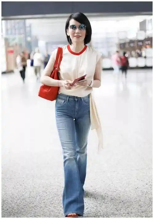 原创48岁俞飞鸿素颜走机场t恤搭配牛仔裤休闲随意气质依旧很惊艳