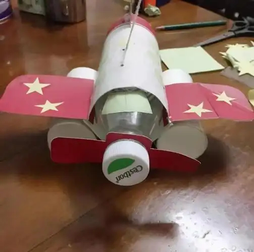 用卡纸,矿泉水瓶,卫生纸卷芯做成的飞机!