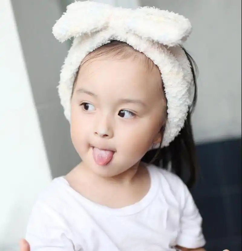 刘楚恬:童星出道年入百万 刘楚恬是一位混血儿童星,从小就展现了她的