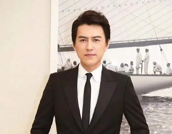 许久不见的靳东的近照曝光颜值崩塌身形消瘦显疲惫街边抽烟无人识