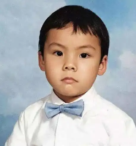 原创明星小时候照片:蔡徐坤秀气,陈伟霆呆萌,最后这位能认出吗?