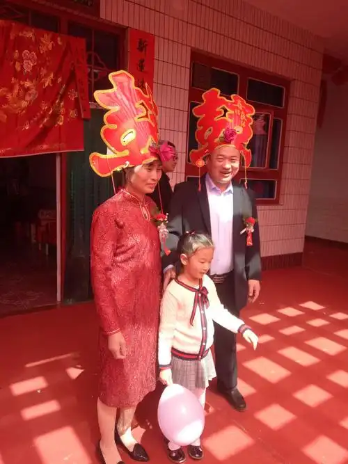 喜公喜婆喜字当头挂!高兴的不得了!