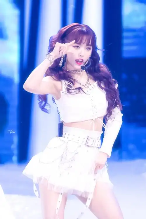 舞台表现力满分 plmm太绝了#青春有你2总决赛#@青春有你2-孔雪儿snow