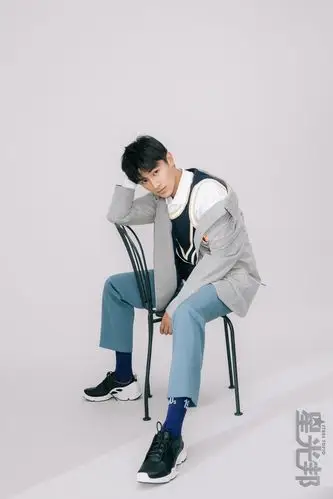 杨旭文最新美图曝光演绎秋季时尚穿搭