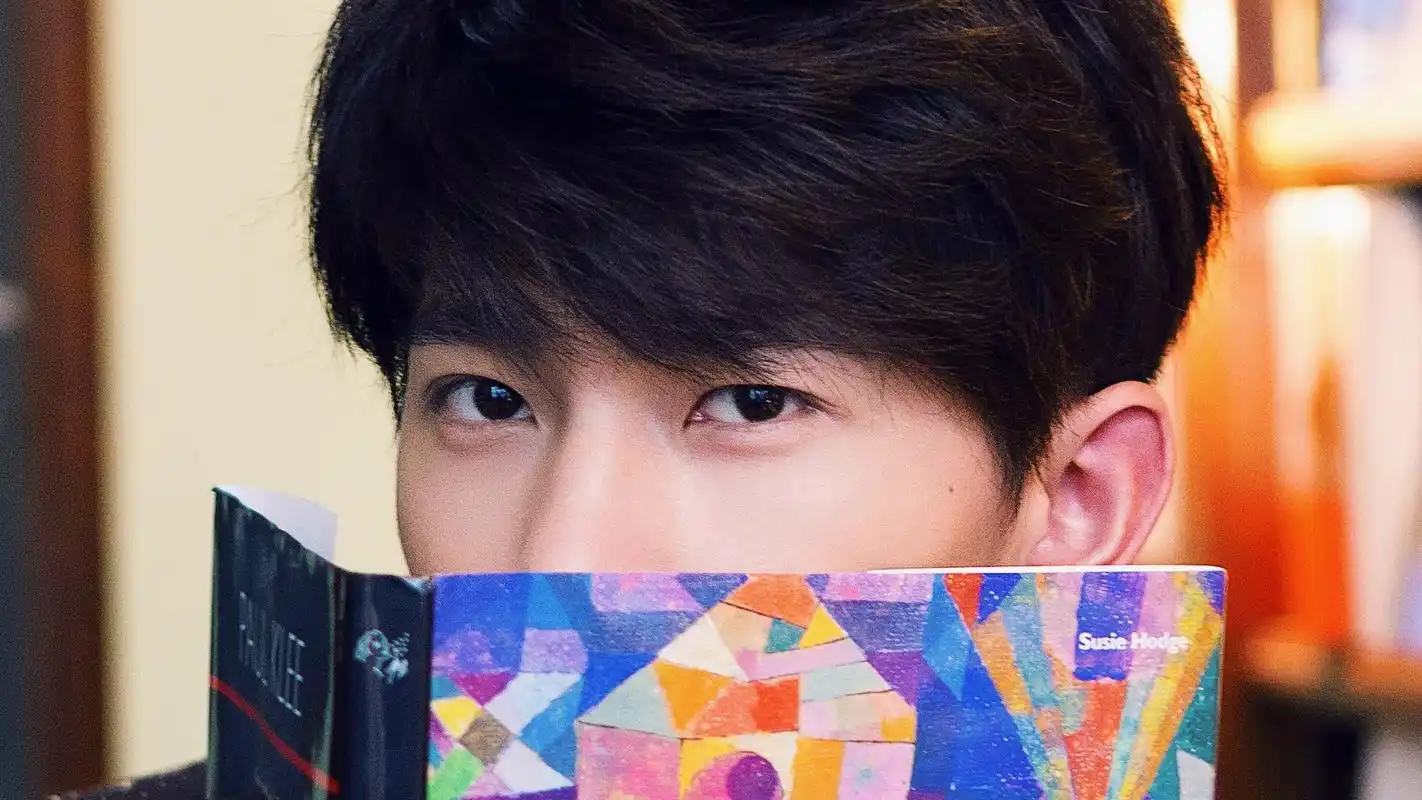 帅气杨洋时尚时装街拍图片桌面壁纸第二辑