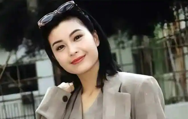 年轻貌美的她在聚会上一度成为了大家的焦点,作为圈里的人物,伍咏薇也