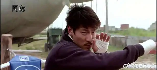 对阿虎和华仔的冷嘲热讽在她的演艺生涯中第一次蓄起了胡子