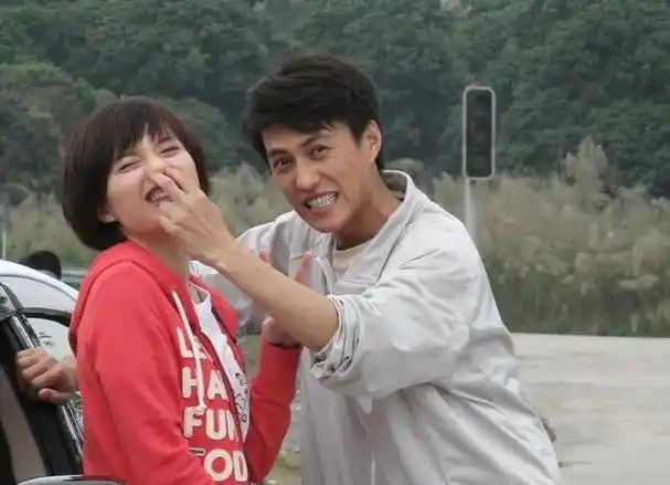 演员靳东:娶二婚的李佳,当两个儿子的爸爸也幸福