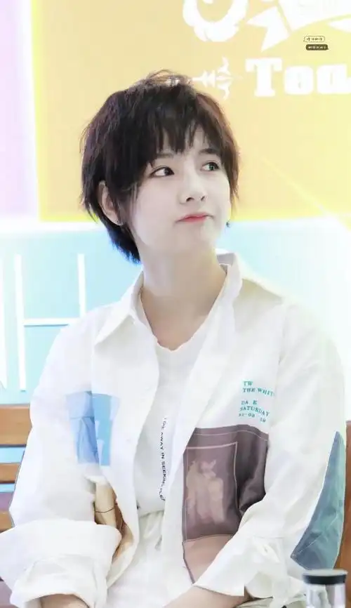 还有着高挺的鼻子,帅气短发的赵粤瞬间吸引视线