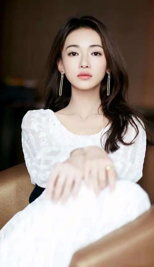 吴谨言白色印花纱裙,纯净端坐宛若仙子