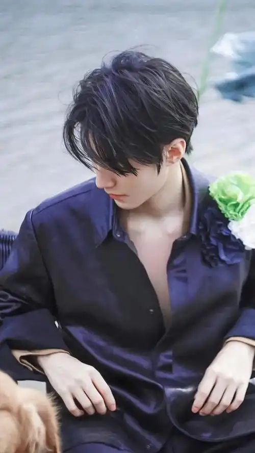 拥抱21岁的王俊凯