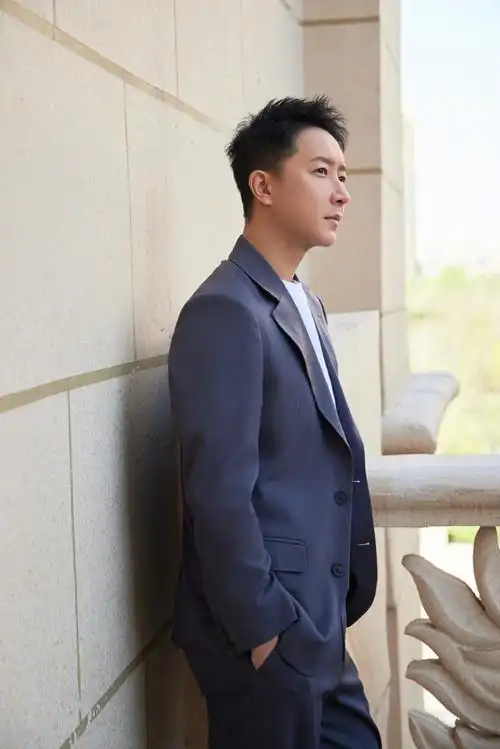 韩庚五一上班西装造型