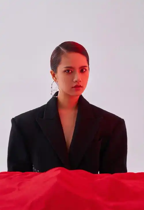 简介:姜珮瑶时尚冷艳写真大片,分享一组姜珮瑶图片给大家,图中的明星