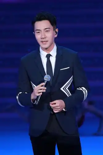 刘恺威穿搭neilbarrett几何印花西装皮鞋潇洒绅士风