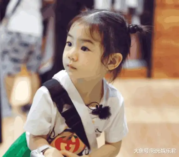 想必有看过这档综艺节目的花絮之后,观众们都被戚薇的女儿lucky给圈粉