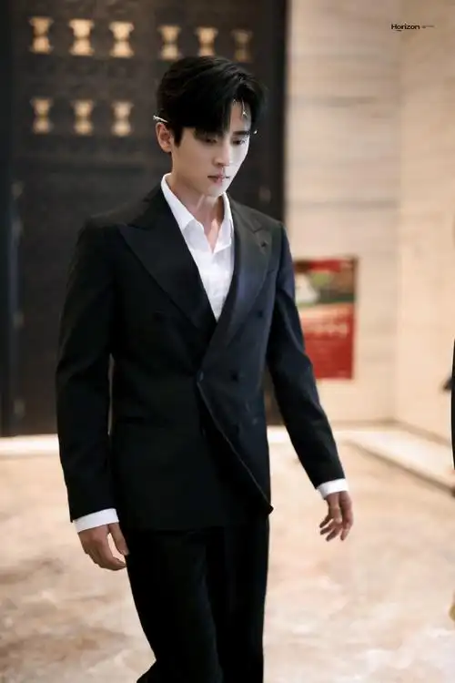 丞磊萌探上班路透#  丞磊萌探2024上班饭拍  白衬衫黑西装造型矜贵