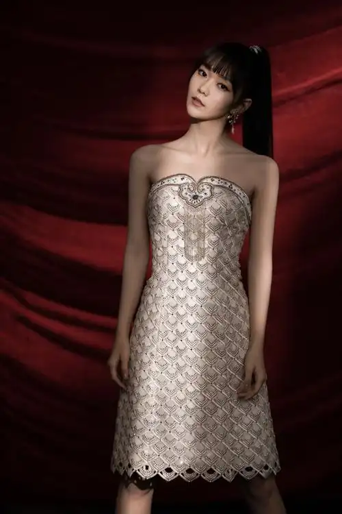 火箭少女101段奥娟玩转红蓝发色化身百变魔女生日写真