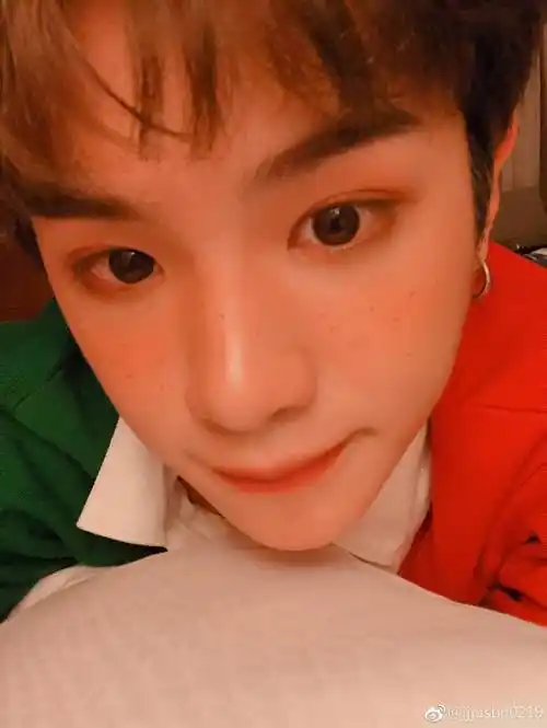 justin黄明昊 快来妈妈怀里撒娇吧!