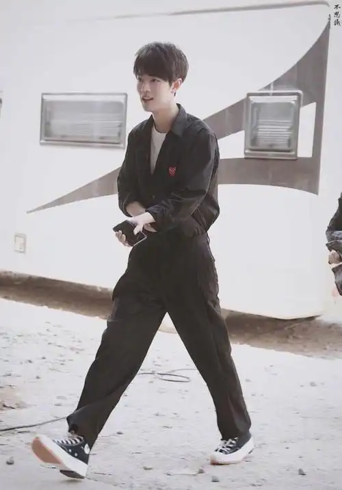 肖战"劈叉式走路"?还获封"端碗艺术家"称号?
