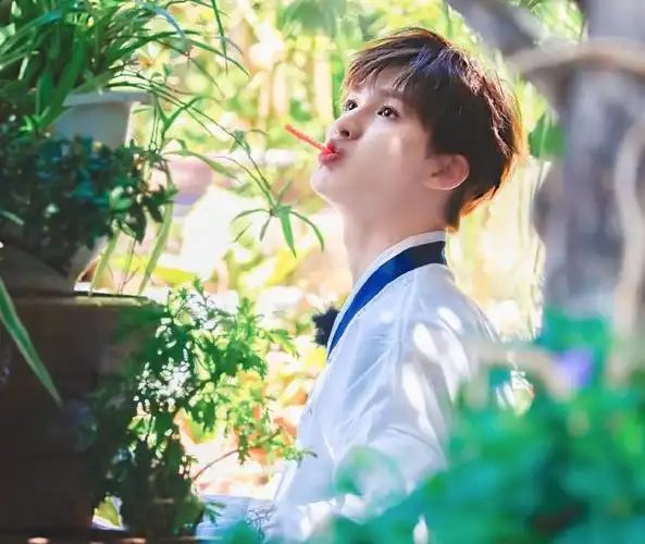 朱正廷拍杂志运动服帅气逼人 却偷偷握着一包辣条