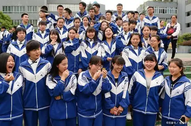 吉林一学校校服质量极差夹层塞满布条厚棉袄却让孩子瑟瑟发抖