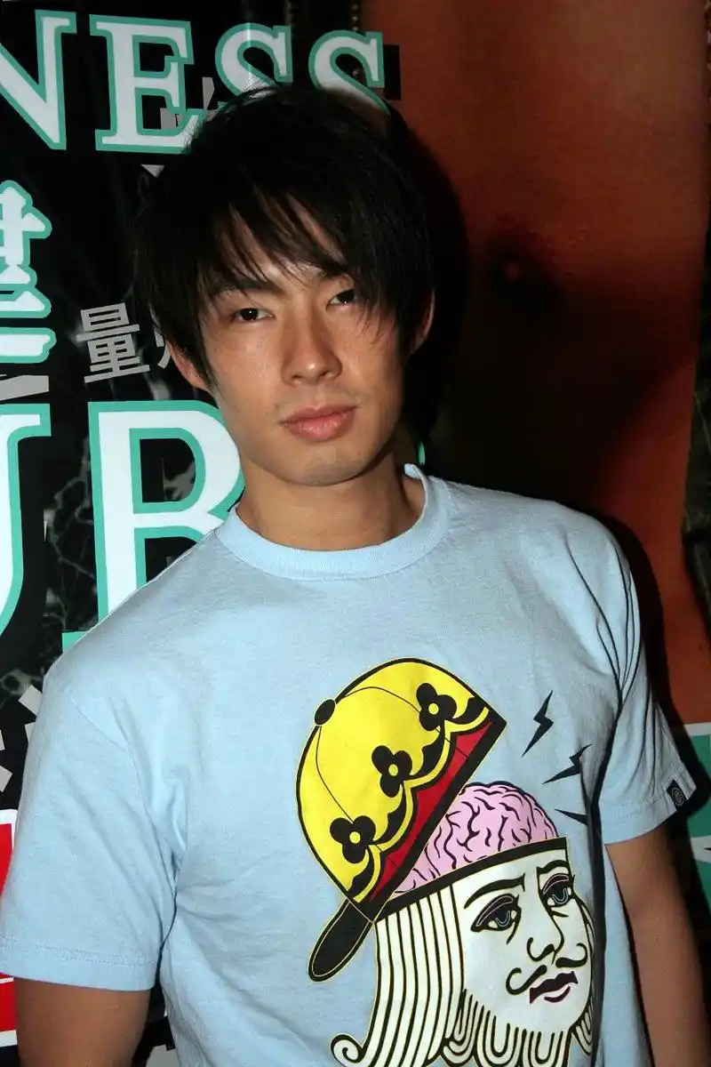 针对两个工作室的态度,吴建豪被骂上热搜.