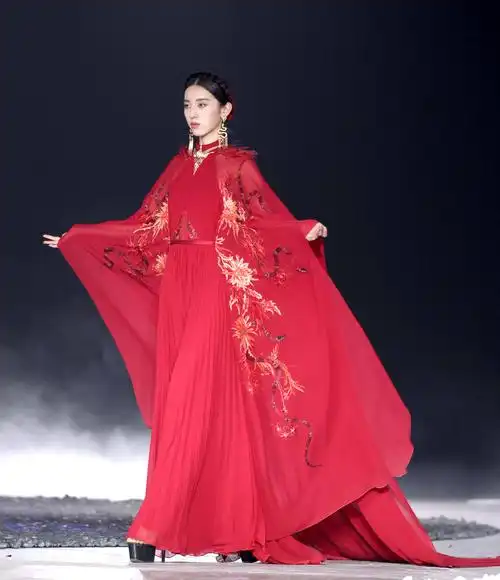 "盖娅传说·熊英"时装发布会在京举行