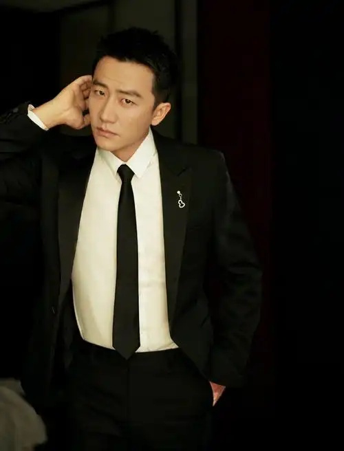 黄轩简约西服套装,经典黑白造型,内敛成熟的绅士风度_高清图集_新浪网