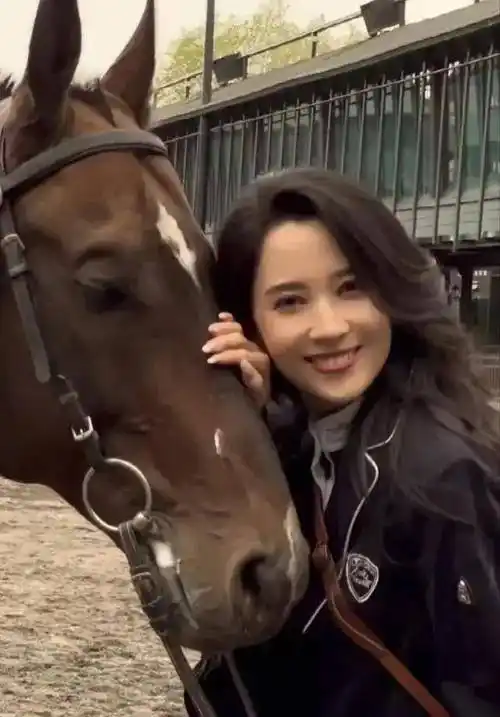 李冰冰草原骑马英姿飒爽,素颜现身十分难得,被网友喊话像森林北