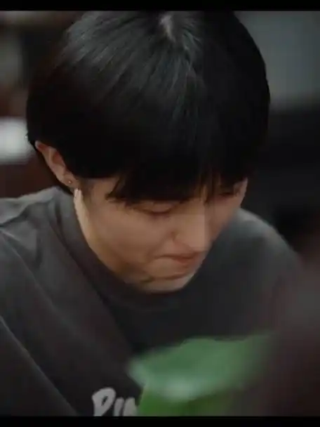 张子枫边吃边哭