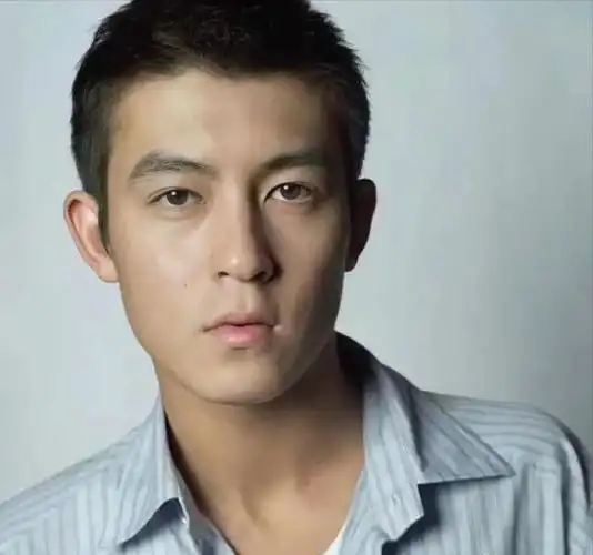 陈冠希抱女儿撒娇,父爱满满,回首当年颜值巅峰!